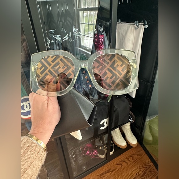 Fendi mirrored logo sunglasses